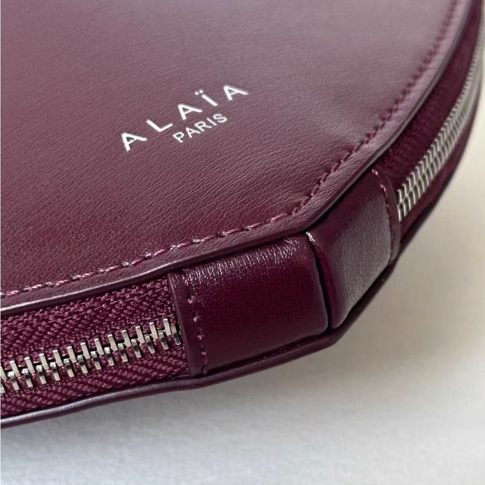 ALAÏA Heart-Shaped Leather Crossbody Bag - Picture 5 of 6